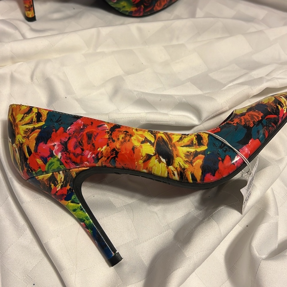 Floral pattern pumps - Picture 2 of 3